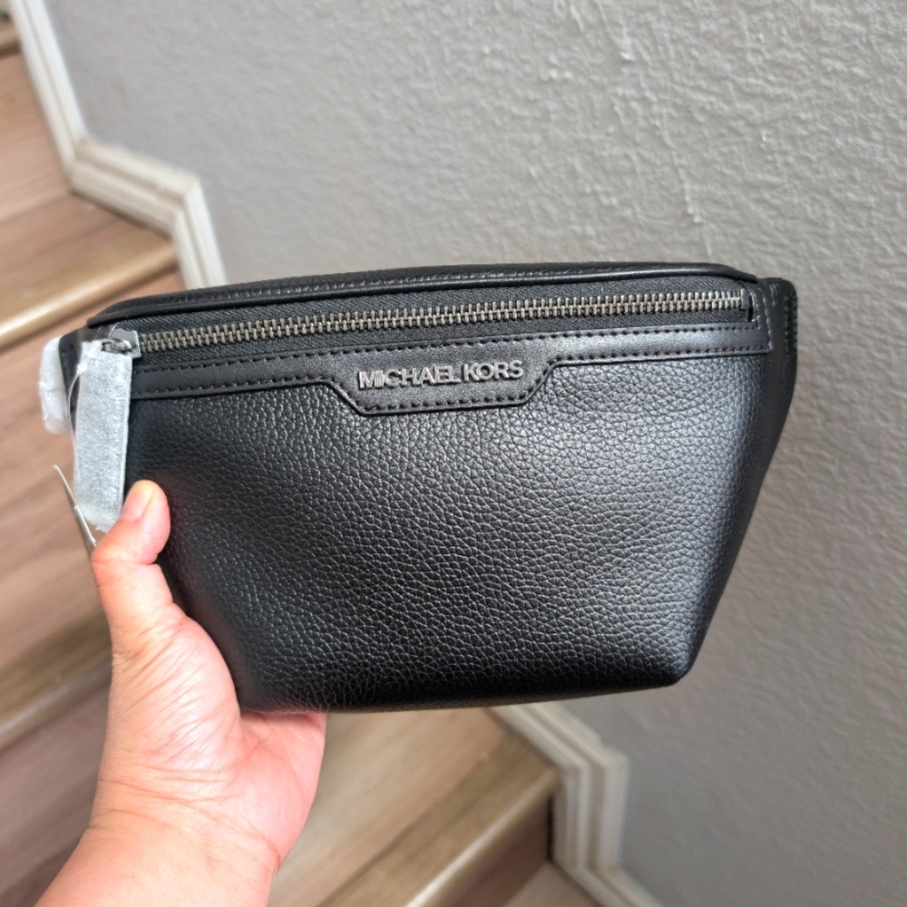 NWT Michael Kors Cooper Small Leather Sling Pack In Black